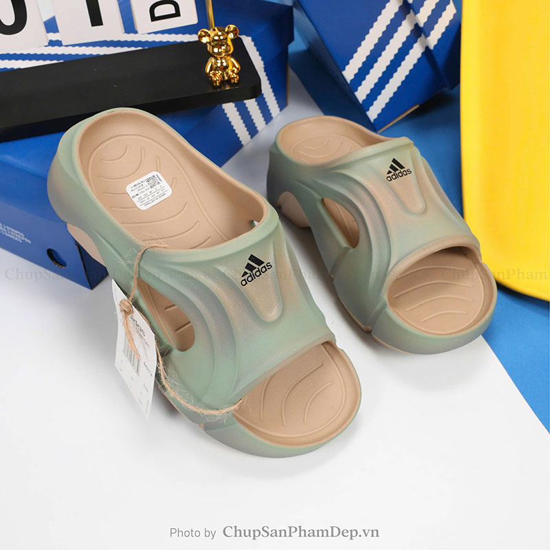 Dép Đúc Adidas Quai Đục Lỗ Thiết Kế Basic