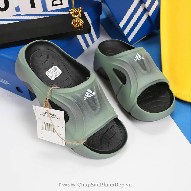 Dép Đúc Adidas Quai Đục Lỗ Thiết Kế Basic