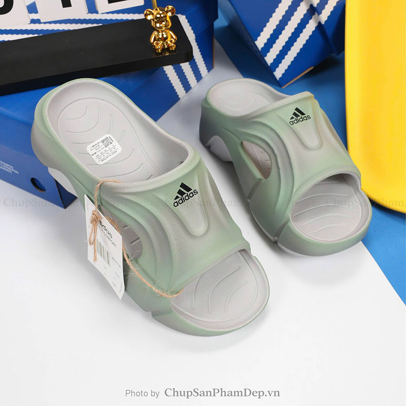 Dép Đúc Adidas Quai Đục Lỗ Thiết Kế Basic