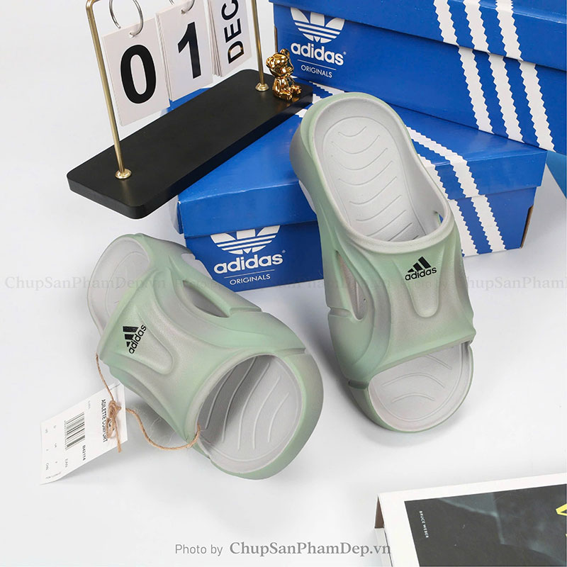 Dép Đúc Adidas Quai Đục Lỗ Thiết Kế Basic