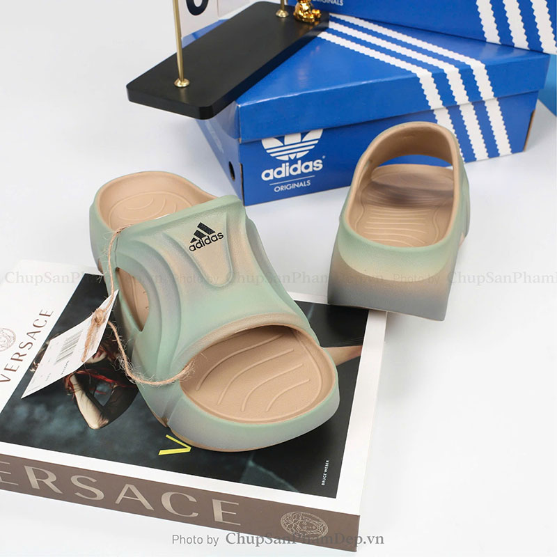 Dép Đúc Adidas Quai Đục Lỗ Thiết Kế Basic