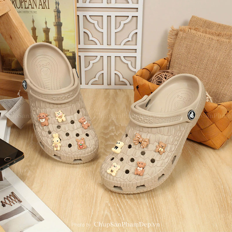 Dép Sục Crocs 02 Charm Gấu Siêu Yêu