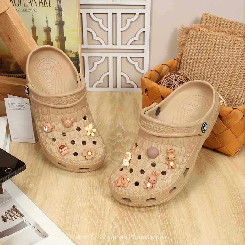 Dép Sục Crocs 02 Charm Gấu Siêu Yêu