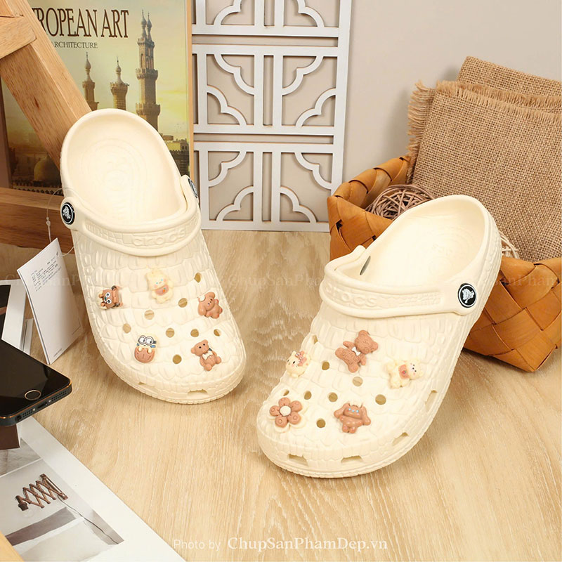 Dép Sục Crocs 02 Charm Gấu Siêu Yêu