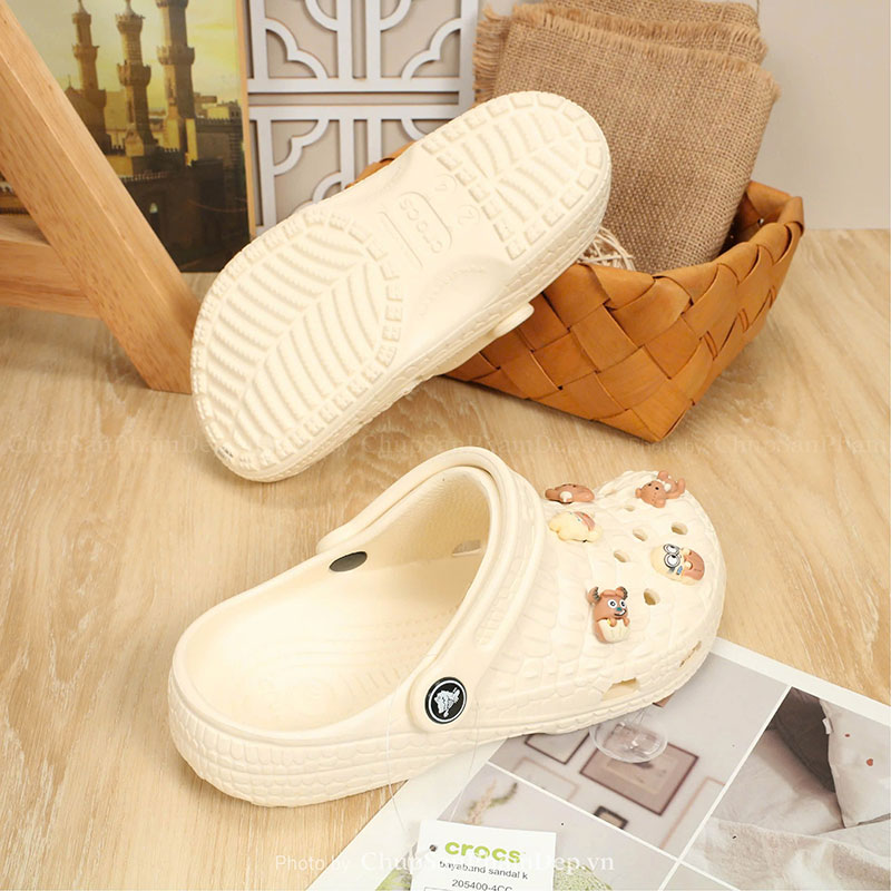 Dép Sục Crocs 02 Charm Gấu Siêu Yêu