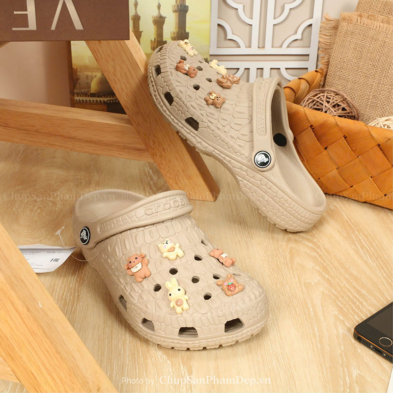 Dép Sục Crocs 02 Charm Gấu Siêu Yêu